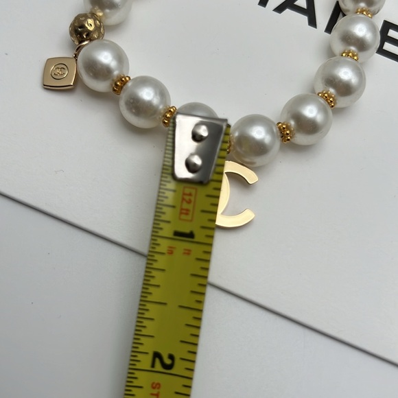 Chanel Beauty Gift White Pearl Bracelet Stretchable 2 Charms NWOT - Picture 5 of 10